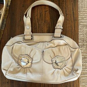 B MAKOWSKY                        Elegant Cream Leather Handbag